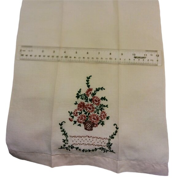 Vintage 1940s Hand Embroidered Linen Tea With Floral Basket Design - Picture 3 of 5